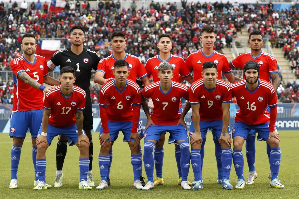 Cuatro jugadores de Colo Colo son titulares en La Roja Sub 23: el arquero Brayan Cortés, el defensa Daniel Gutiérrez, el volante Vicente Pizarro y el delantero Damián Pizarro. (Foto: Dedvi Missene/Santiago 2023 vía Photosport)