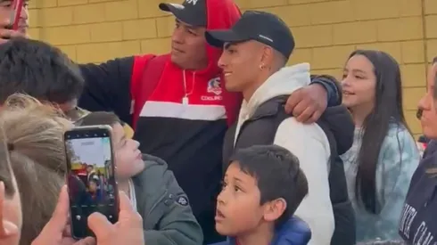 El joven extremo de Colo Colo causó furor al asistir al partido de La Roja Sub 23. (Foto: Captura)