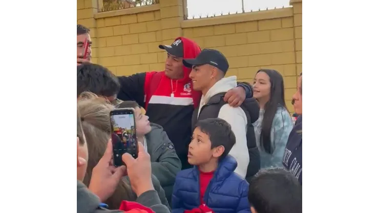 El joven extremo de Colo Colo causó furor al asistir al partido de La Roja Sub 23. (Foto: Captura)