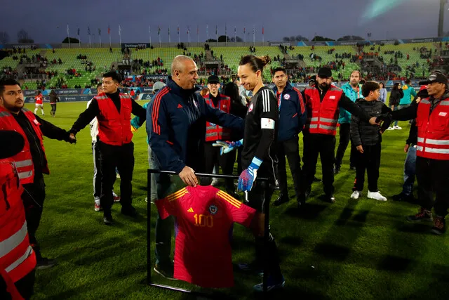 El premio entregado a Tiane por sus 100 partidos (Dedvi Missene/Santiago 2023 vía Photosport)