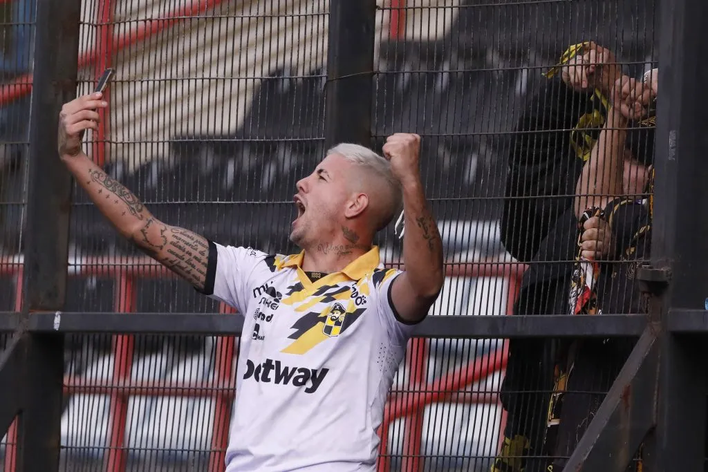 Holgado celebrando un gol con los hinchas de Coquimbo Unido | FOTO: Marco Vasquez/Photosport