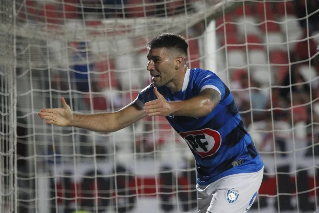 Mateo Acosta llegó con pergaminos y no lució nada en Huachipato (Photosport)