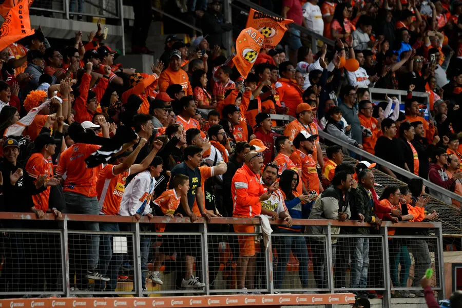 El hincha naranja será exigente el 2024. | Foto: Photosport