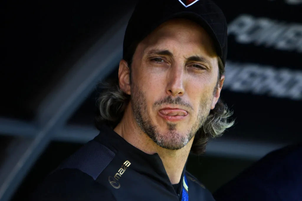 Luis Zubeldía se aleja cada vez más de Colo Colo. | Foto: Getty Images