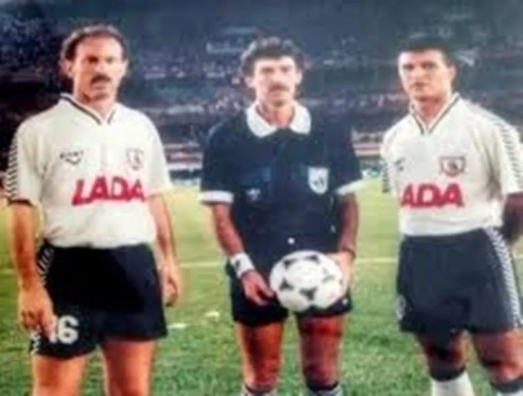 A la izquierda, Gustavo De Luca en un partido de Colo Colo en 1992.