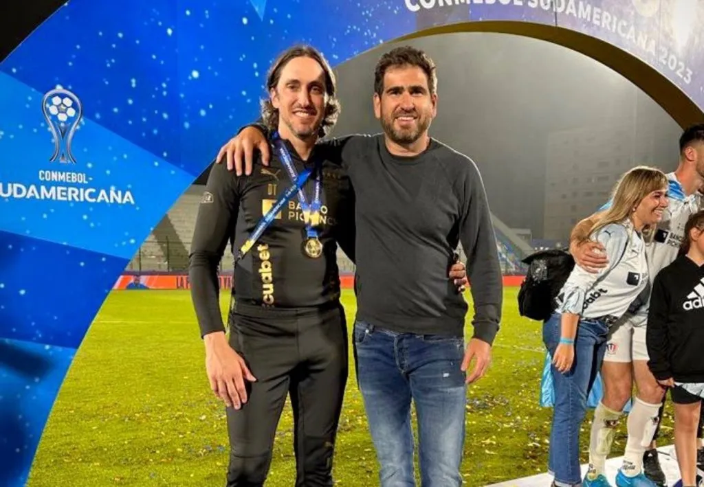 Luis Zubeldía junto a Gustavo Lescovich tras ganar la Copa Sudamericana 2023. (Foto: Twitter/@guslescovich)