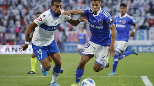 Futbol, Universidad Catolica vs Universidad de Chile. Fecha 8, campeonato Nacional 2022. El jugador de Universidad Catolica Branco Ampuero, izquierda, disputa el baln contra Lucas Assadi de Universidad de Chile durante el partido de primera division realizado en el estadio San Carlos de Apoquindo. Santiago, Chile. 02/04/2022 Felipe Zanca/Photosport Football, Universidad Catolica vs Universidad de Chile. 8 th date, 2022 National Championship. Universidad CatolicaÕs player Branco Ampuero, left, batlles the ball against Lucas Assadi of Universidad de Chile during the first division match at San Carlos de Apoquindo stadium. Santiago, Chile. 02/04/2022 Felipe Zanca/Photosport