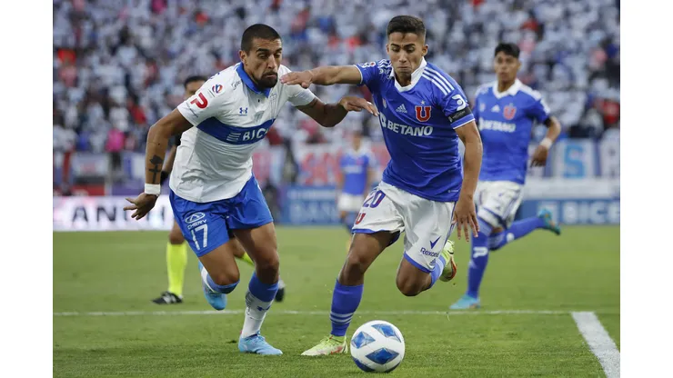 Futbol, Universidad Catolica vs Universidad de Chile. Fecha 8, campeonato Nacional 2022. El jugador de Universidad Catolica Branco Ampuero, izquierda, disputa el baln contra Lucas Assadi de Universidad de Chile durante el partido de primera division realizado en el estadio San Carlos de Apoquindo. Santiago, Chile. 02/04/2022 Felipe Zanca/Photosport Football, Universidad Catolica vs Universidad de Chile. 8 th date, 2022 National Championship. Universidad CatolicaÕs player Branco Ampuero, left, batlles the ball against Lucas Assadi of Universidad de Chile during the first division match at San Carlos de Apoquindo stadium. Santiago, Chile. 02/04/2022 Felipe Zanca/Photosport