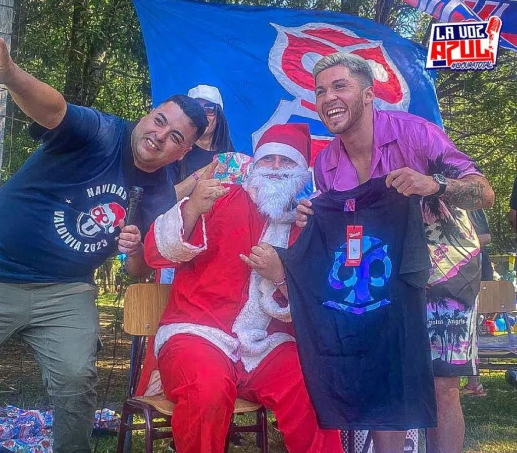 El volante nacional recibió su regalo por parte de la hinchada de la U | Foto: La Voz Azul