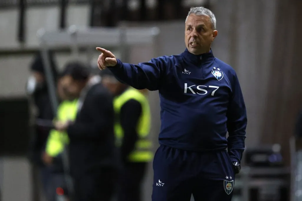 Cristián Mora quedó conforme con la llegada de Gustavo Álvarez a la Universidad de Chile (Foto: Photosport)