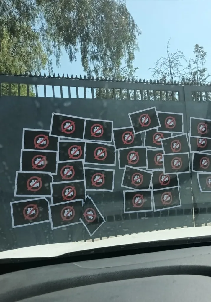 Los múltiples afiches con el dibujo de una cámara tachada (Archivo)