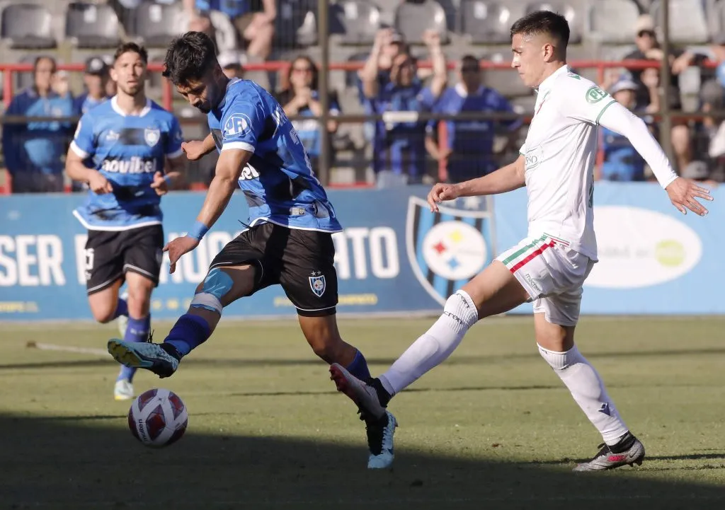 Jimmy Martínez -izq- interesa a Universidad Católica (Photosport)