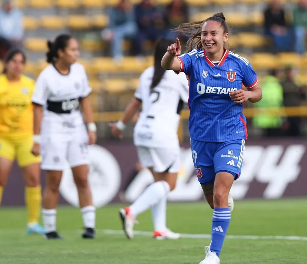 Chesca festeja su gran gol ante Olimpia (Prensa UCH)