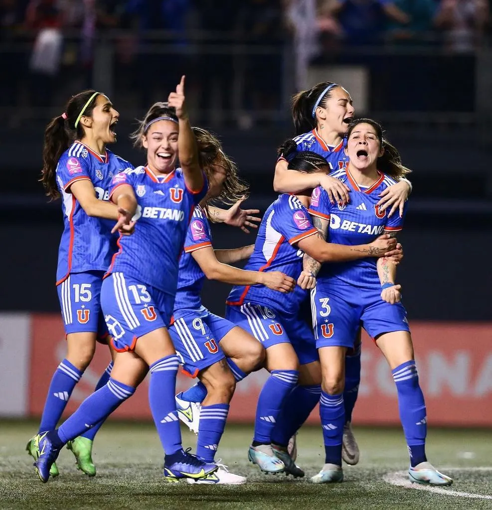 La U celebrando la clasificación a la Copa Libertadores (Prensa UCH)