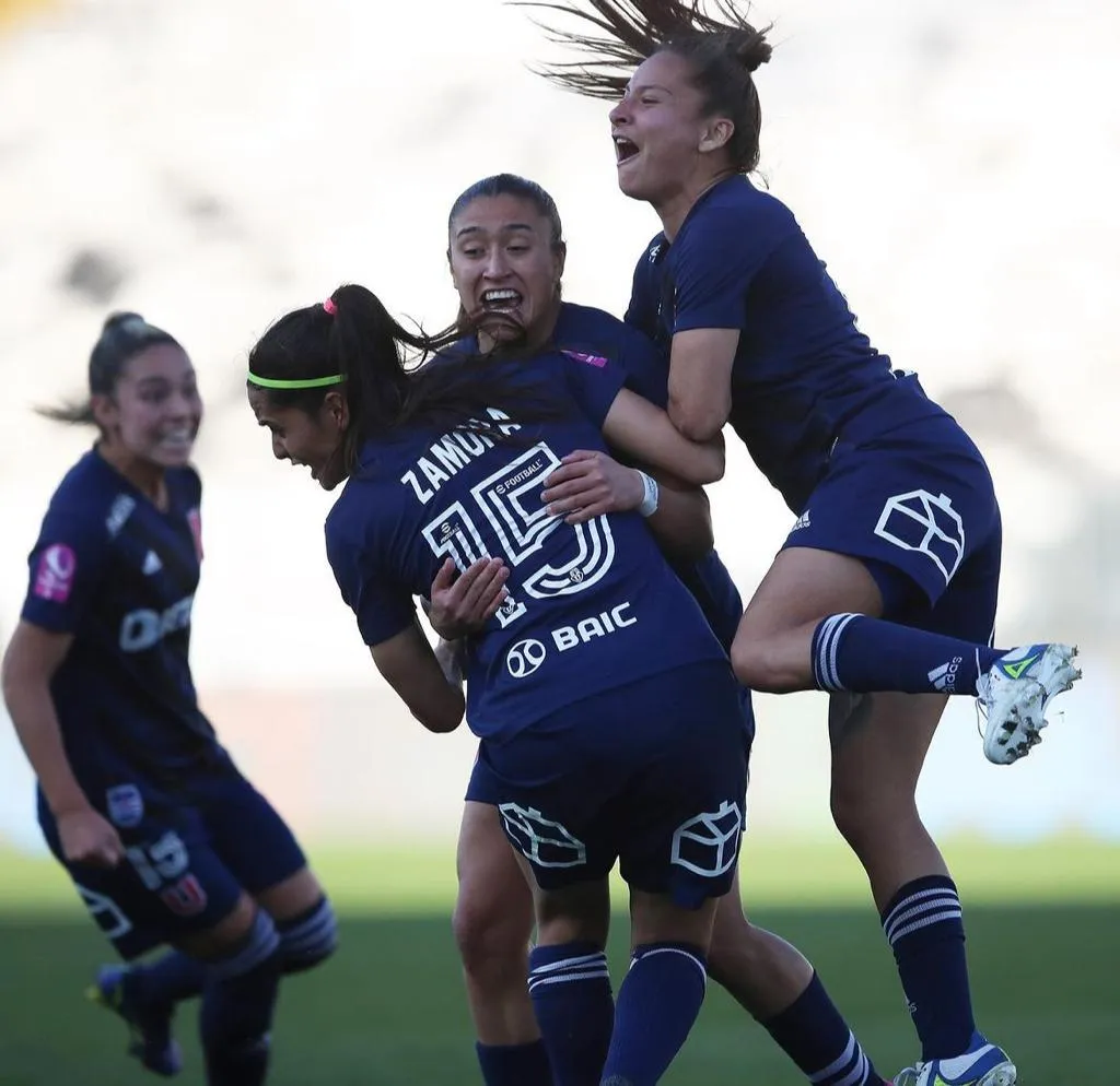 Las Leonas gritando el gol del empate de Llanka Groff ante Colo Colo en Macul (Prensa UCH)