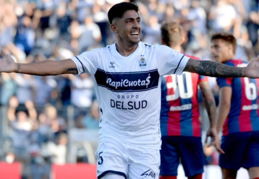 Cristián Tarragona habría cambiado de opinión y se quedaría en el fútbol argentino.