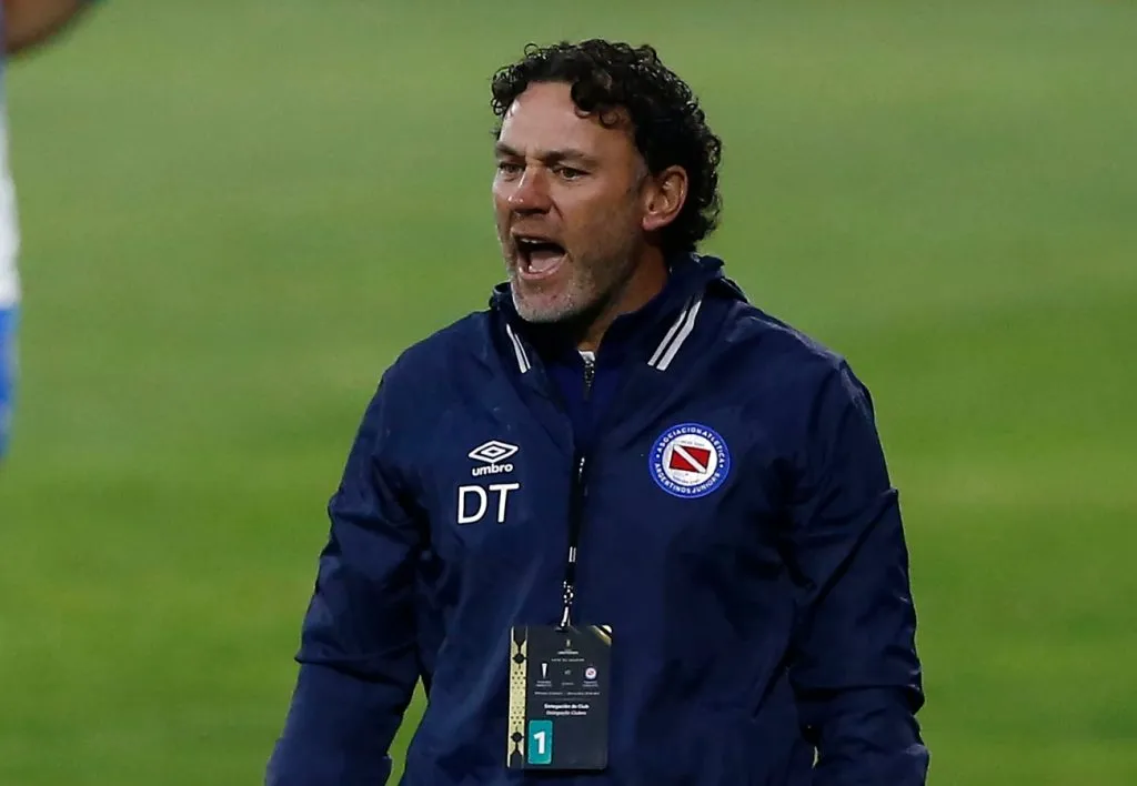 Gabriel Milito estaría pensando en tomarse un receso para luego volver a dirigir. (Foto: Photosport)