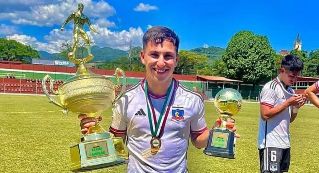 Riquelme recibiendo el premio del mejor futbolista de la Copa Xerém en Brasil | FOTO: Instagram