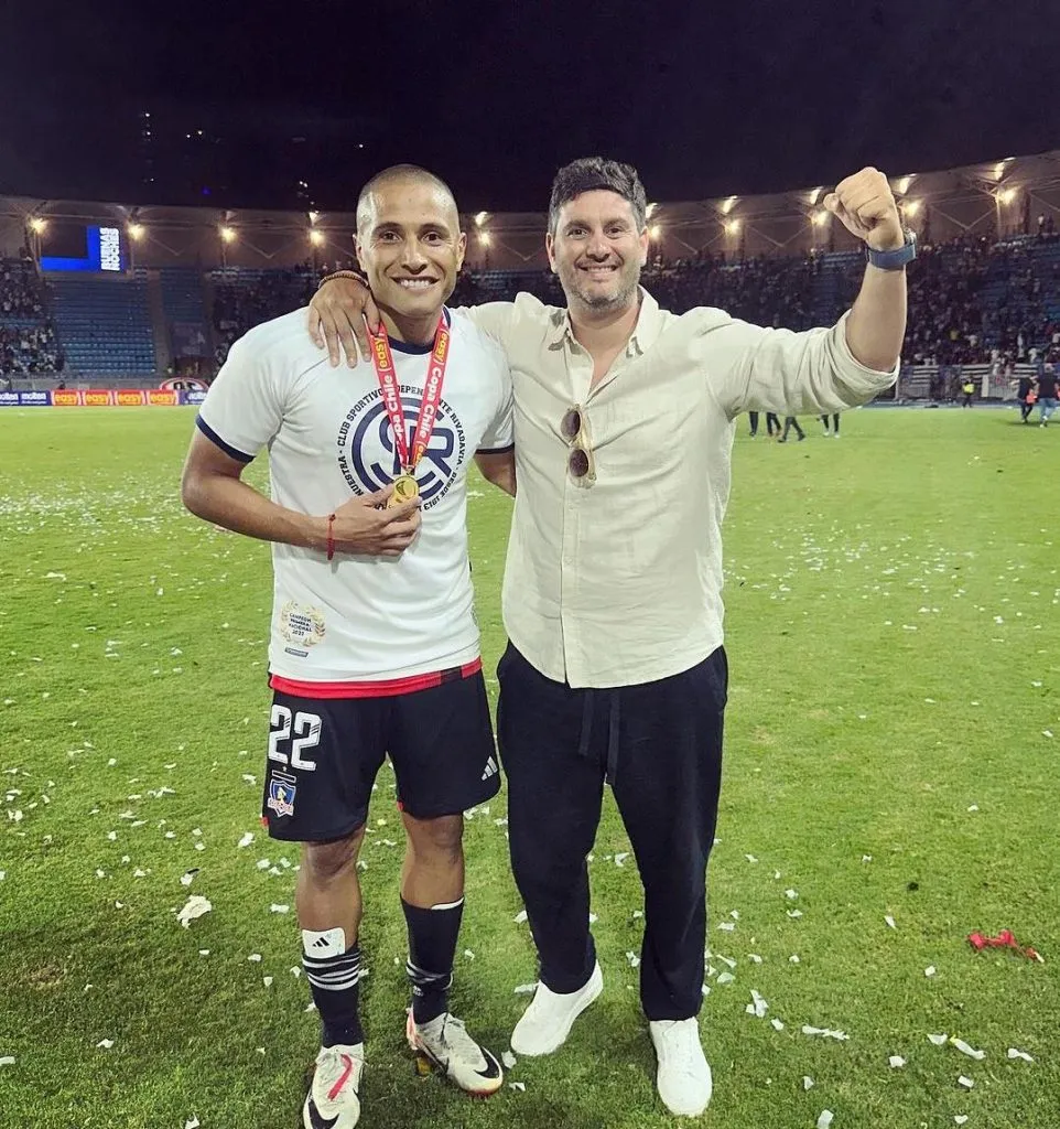 Leandro Benegas celebrando con la polera de Independiente Rivadavia tras ganar la Copa Chile con Colo Colo. (Foto: @ramiroalonso88)