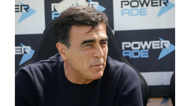 El entrenador Gustavo Quinteros suma un nuevo pretendiente en Sudamérica. (Foto: Javier Salvo/Photosport)