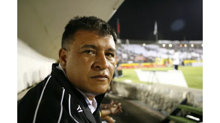 Claudio Borghi es consultado por Cristian González (Foto: Photosport)