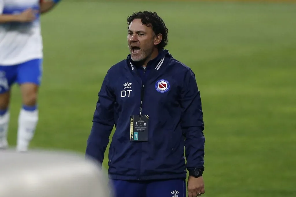 Milito es el favorito de la mayoría de los dirigentes albo | FOTO: Marcelo Hernandez/Photosport