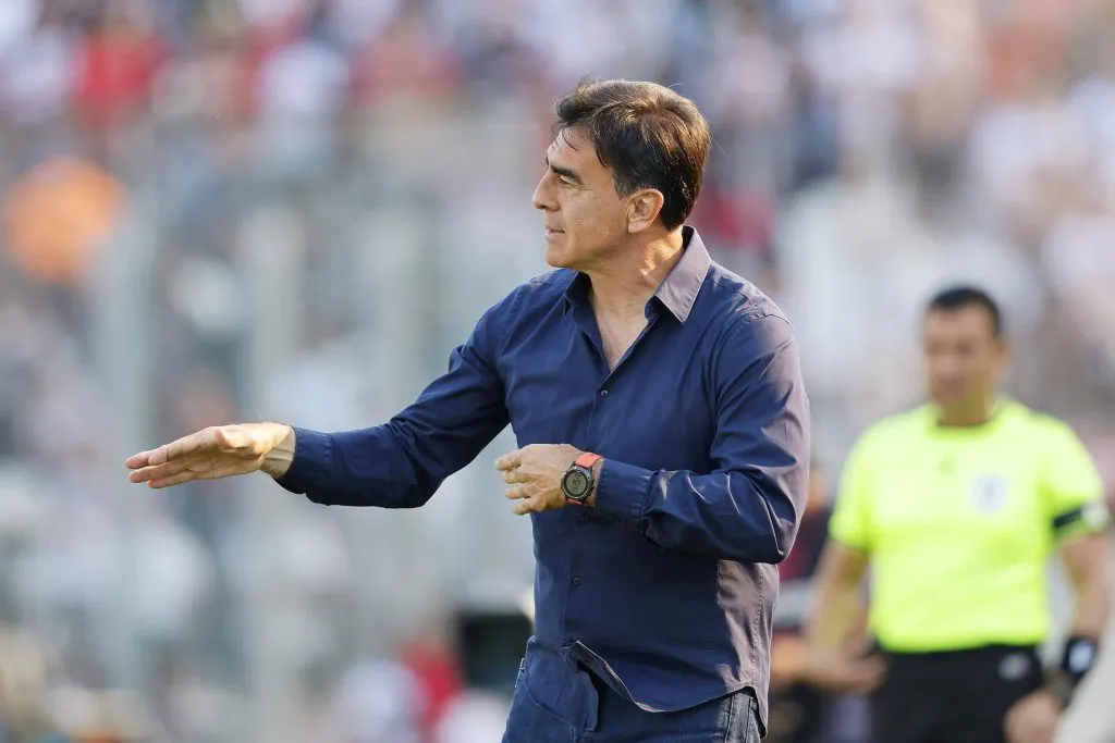 Gustavo Quinteros le responde Johnny Herrera (Foto: Photosport)