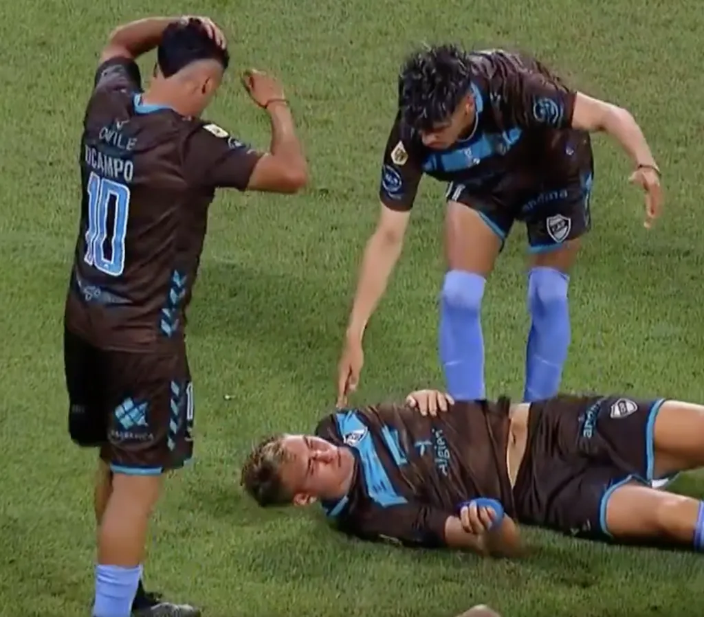 Mateo Pellegrino -al centro- protagoniza una dura caída en Platense ante la mirada del ex DT de la U (ESPN)