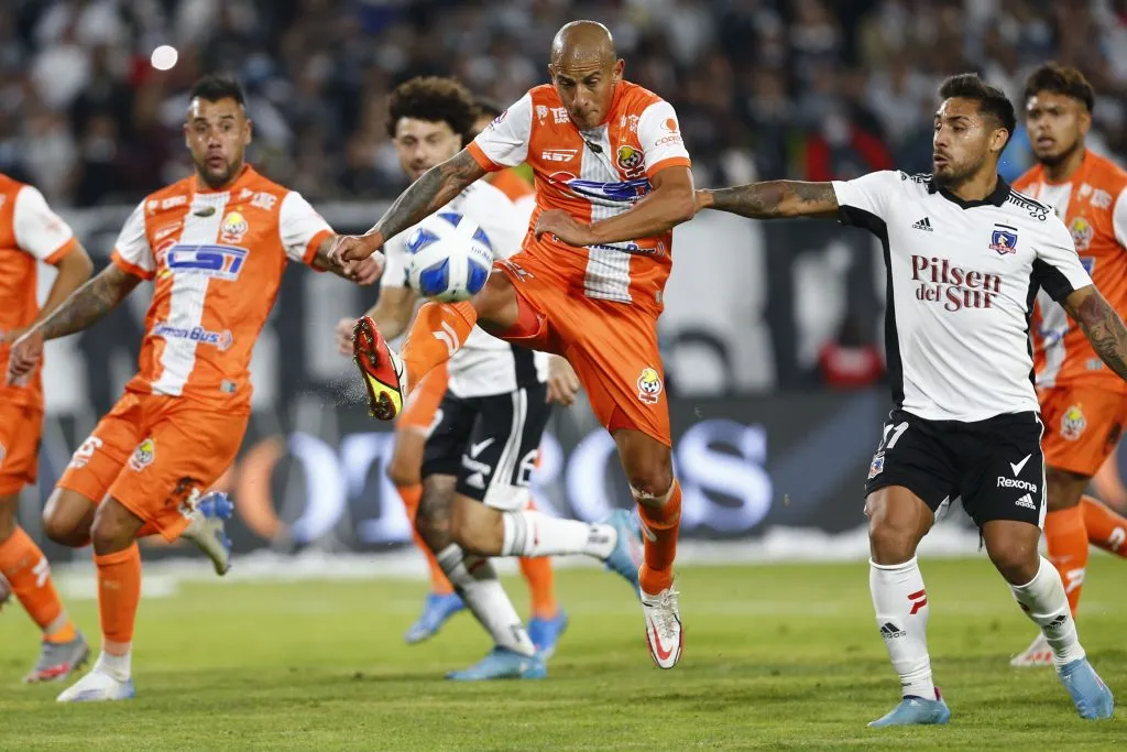 Alejandro Camargo recibe la venia de Rorro Pérez para firmar en Cobreloa (Photosport)