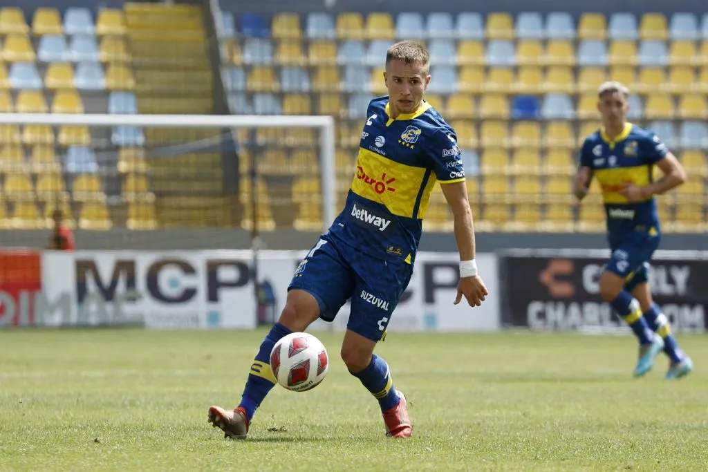 Benjamín Berríos es titular indiscutido en Everton de Viña del Mar. (Foto: Raúl Zamora/Photosport)