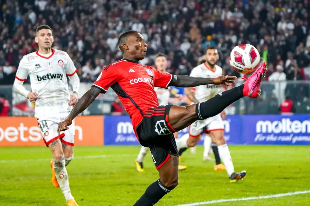 Fabián Castillo es uno de los jugadores que no continuará durante el 2024 en Colo Colo, pero que estuvo presente en EA Sports FC 24. Foto: Guille Salazar/Bolavip Chile.