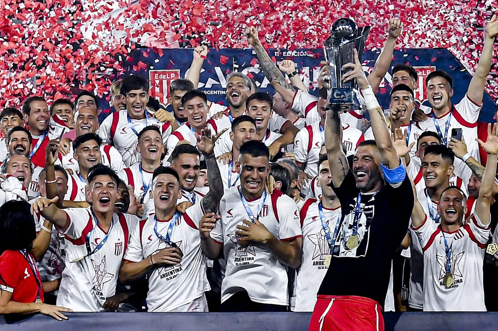 El chileno se sumó a los festejos de Estudiantes de la Plata (Foto: Getty Images)