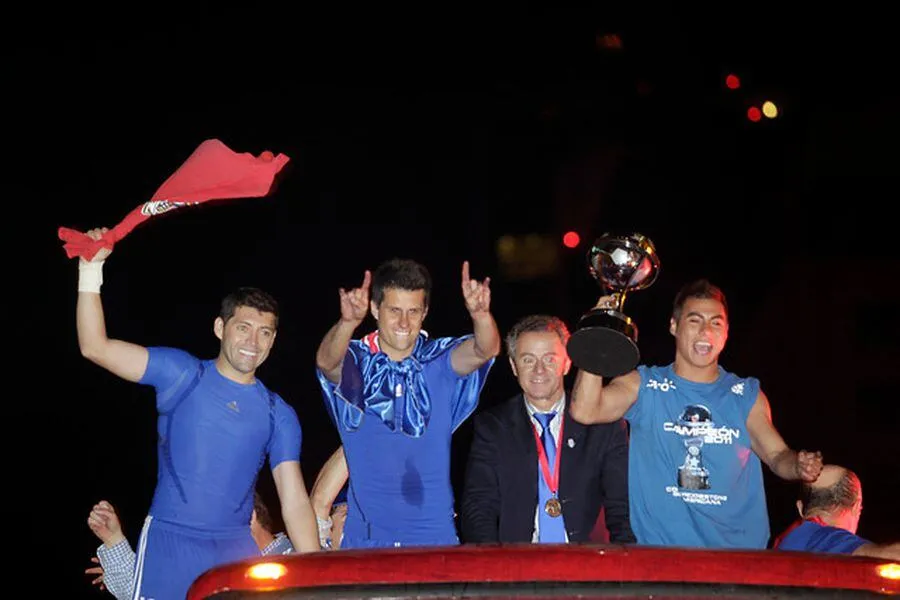 Valdés celebrando en el bus descapotable junto a Vargas, Rivarola y Rojas (Archivo)