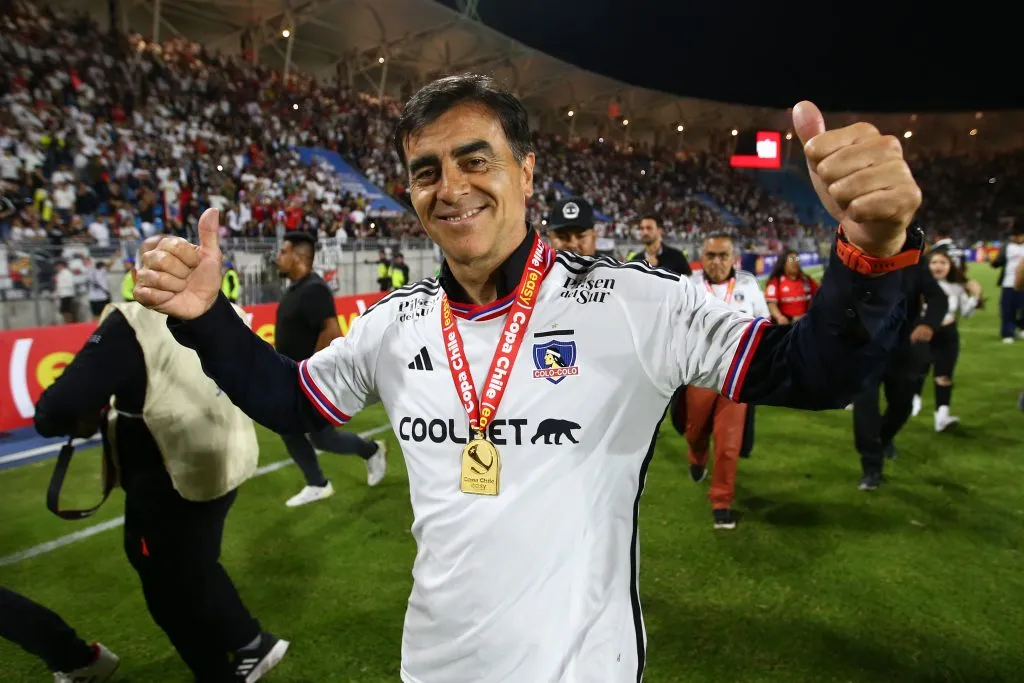 El entrenador Gustavo Quinteros solo logró la Copa Chile este 2023 con Colo Colo. (Foto: Alex Díaz/Photosport)