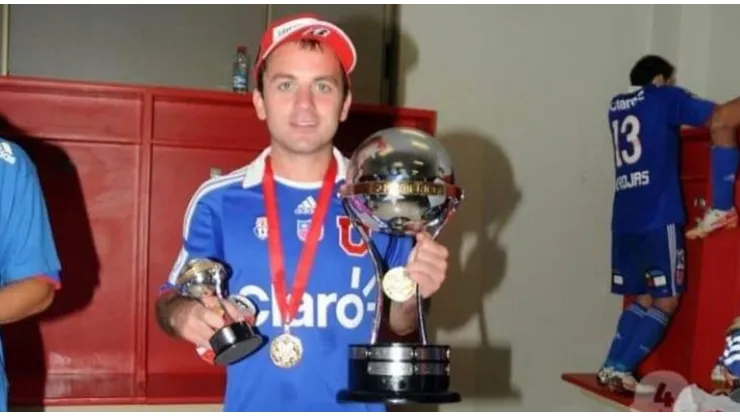 Gustavo Lorenzetti levantando el título de la Copa Sudamericana.
