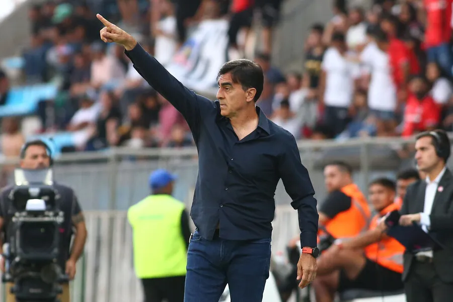 ¿Sigue Gustavo Quinteros en Colo Colo? | Foto: Photosport