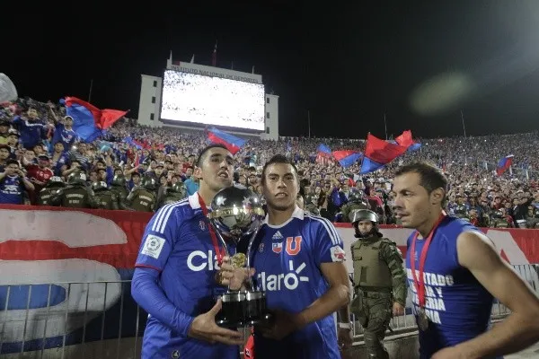 Chelo Díaz celebrando junto a Eduardo Vargas y Osvaldo González (Archivo)