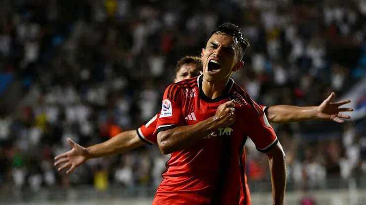 Pizarro se saca el sombrero por un compañero en Colo Colo.