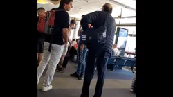 El presidente de Colo Colo, Alfredo Stohwing, recibió cánticos en el Aeropuerto de Santiago. (Foto: Captura)