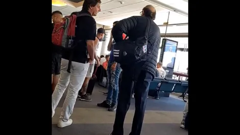 El presidente de Colo Colo, Alfredo Stohwing, recibió cánticos en el Aeropuerto de Santiago. (Foto: Captura)