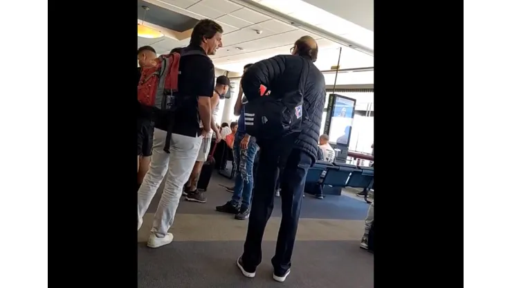 El presidente de Colo Colo, Alfredo Stohwing, recibió cánticos en el Aeropuerto de Santiago. (Foto: Captura)