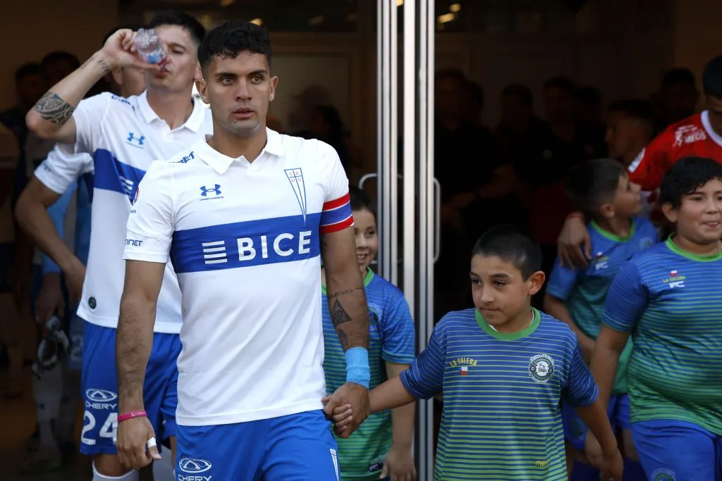 Saavedra portando la jineta de capitán de la UC | FOTO: Andres Pina/Photosport