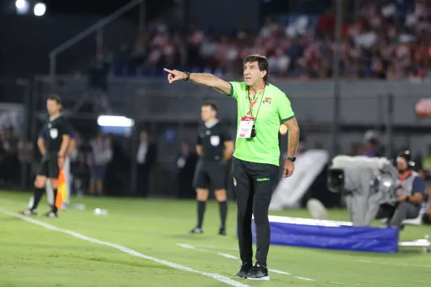 Gustavo Costas le levanta un delantero a la U.