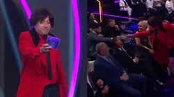 Peter Veneno le hace una broma a Johnny Herrera en su rutina (Foto: TNT Sports)