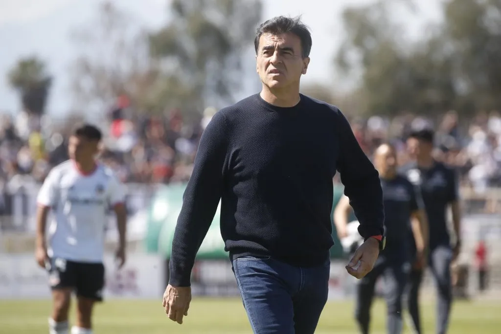 Gustavo Quinteros por ahora no estaría renovando en Colo Colo (Foto: Photosport)
