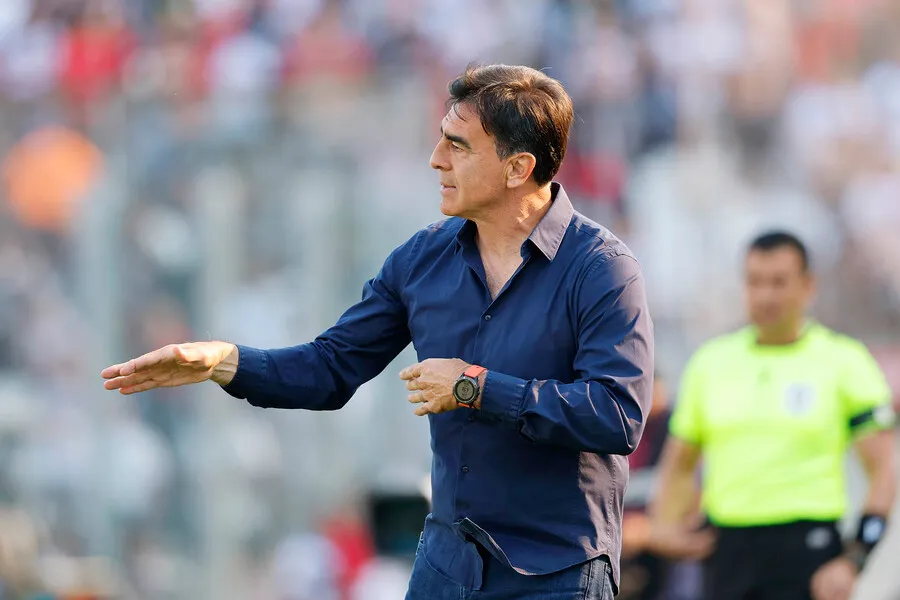 ¿Sigue Gustavo Quinteros en Colo Colo? | Foto: Photosport
