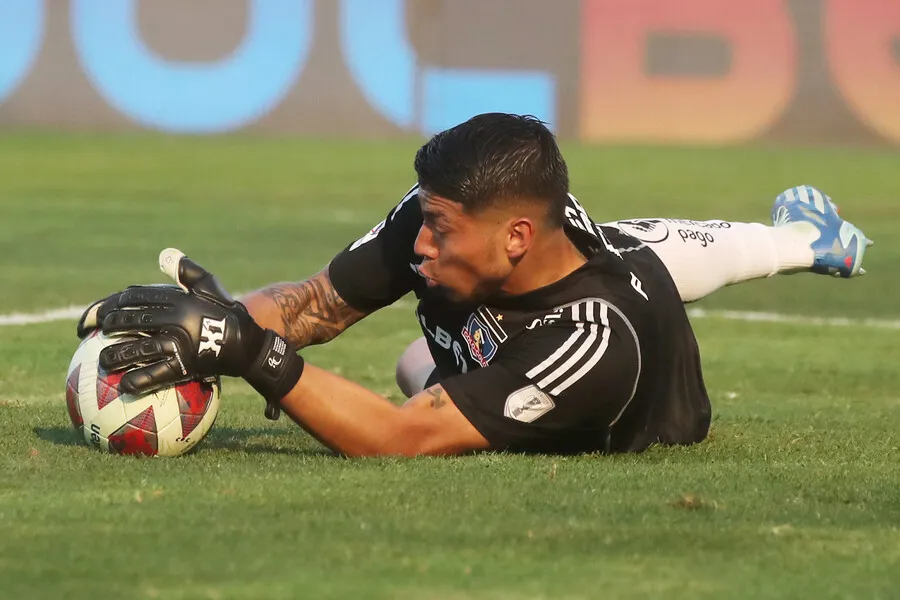Brayan Cortés se terminó imponiendo en el arco albo. | Foto: Photosport