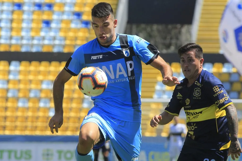 Matías Blásquez -cen- realiza una dedicatoria especial a su madre tras ascender con Iquique (Photosport)