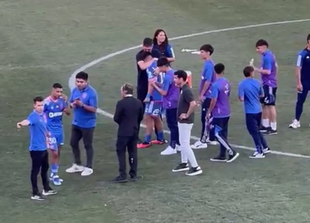 Abrazo y beso en la cabeza a Marcelo Morales (Bolavip)