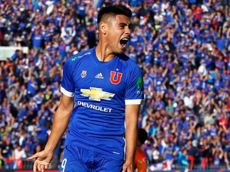 Felipe Mora alienta a la U como un hincha más